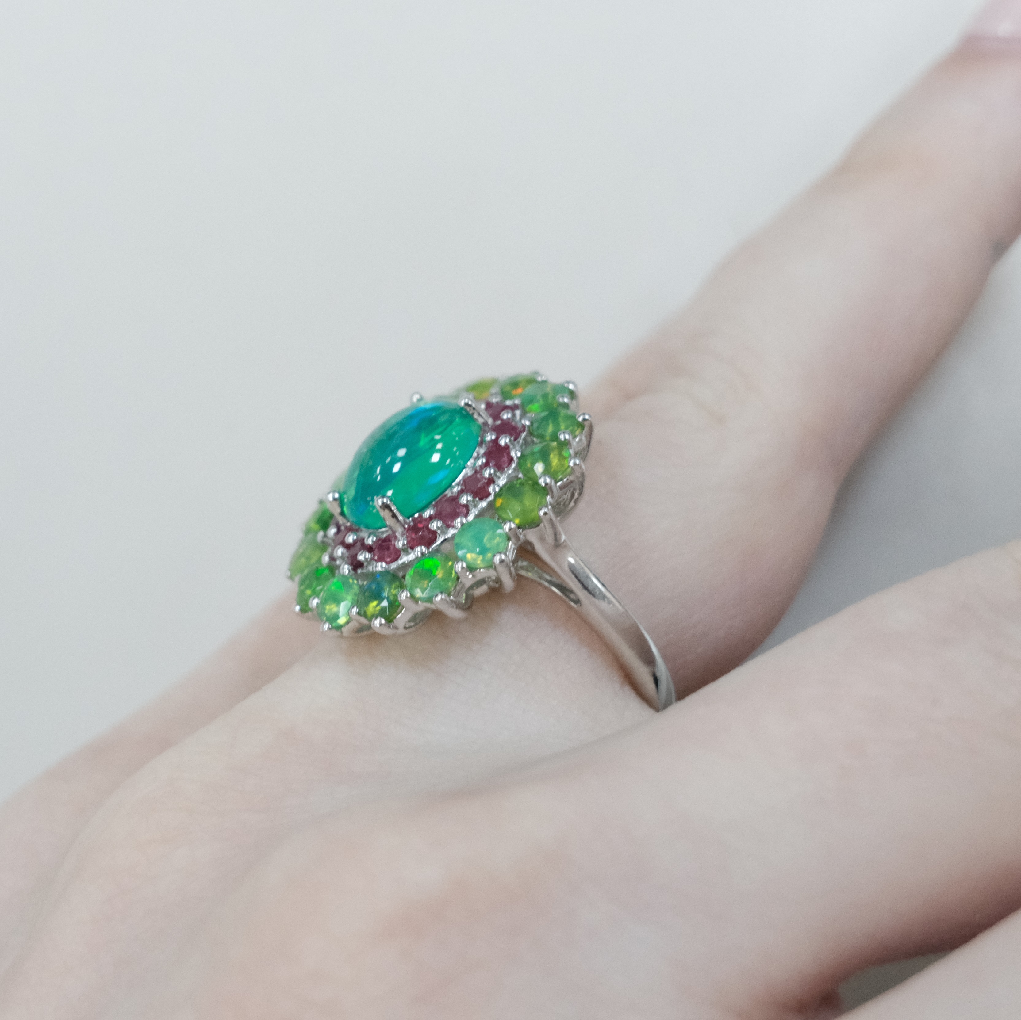 Серебряное кольцо с зелеными опалами